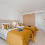 Luxury 3Br Sea Views, Pool, Sauna, Gym